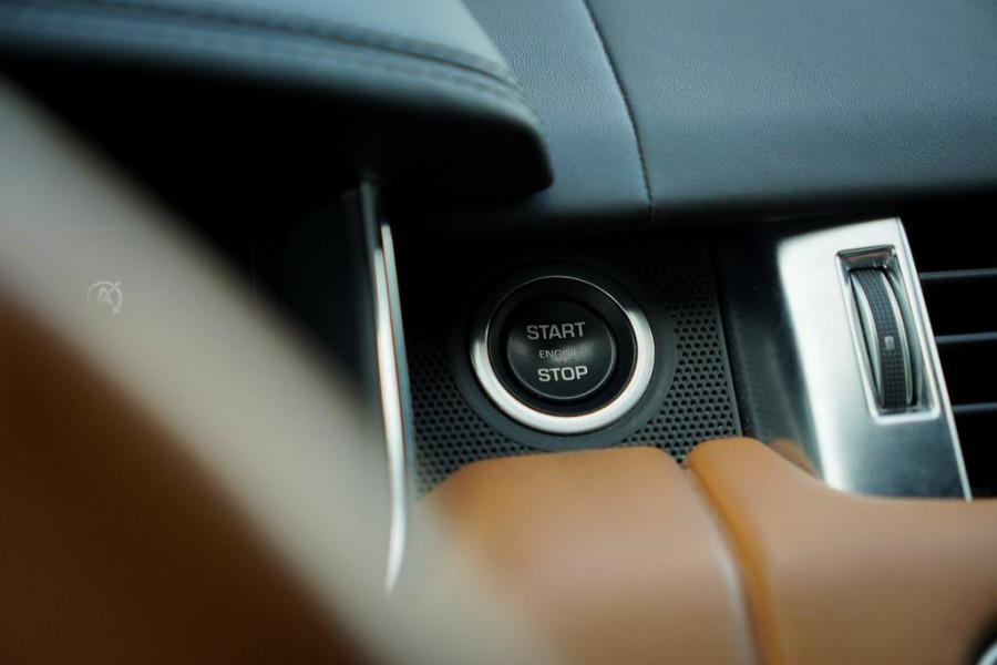 Land Rover Range Rover Sport 5.0 V8 SVR 575 PK / SVO Lak / Pano / Alcantara / Carbon / Trekhaak Land Rover Range Rover Sport 5.0 V8 SVR 575 PK / SVO Lak / Pano / Alcantara / Carbon / Trekhaak