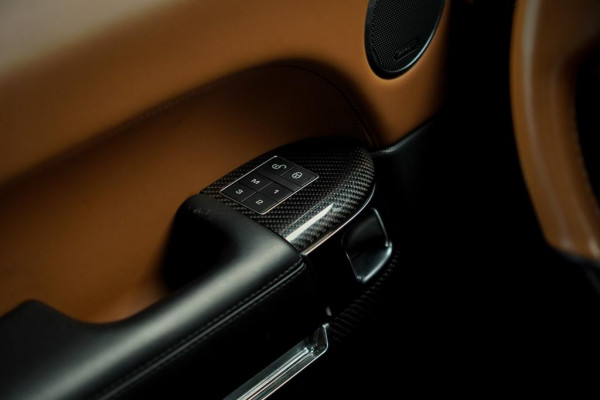 Land Rover Range Rover Sport 5.0 V8 SVR 575 PK / SVO Lak / Pano / Alcantara / Carbon / Trekhaak Land Rover Range Rover Sport 5.0 V8 SVR 575 PK / SVO Lak / Pano / Alcantara / Carbon / Trekhaak