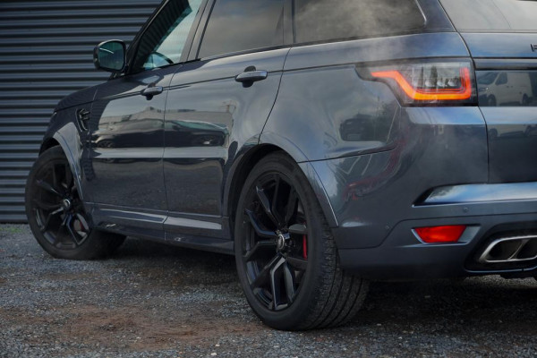 Land Rover Range Rover Sport 5.0 V8 SVR 575 PK / SVO Lak / Pano / Alcantara / Carbon / Trekhaak Land Rover Range Rover Sport 5.0 V8 SVR 575 PK / SVO Lak / Pano / Alcantara / Carbon / Trekhaak