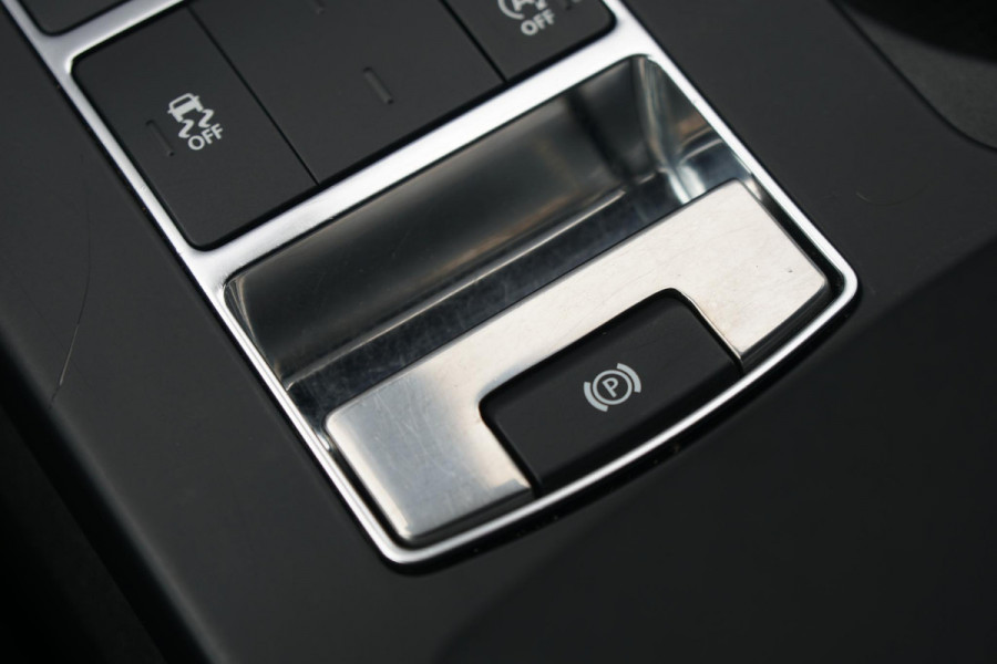 Land Rover Discovery 2.0 Sd4 / GRIJS KENTEKEN / TREKHAAK / CAMERA / STOELVERWARMING Land Rover Discovery 2.0 Sd4 / GRIJS KENTEKEN / TREKHAAK / CAMERA / STOELVERWARMING