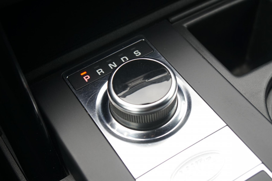 Land Rover Discovery 2.0 Sd4 / GRIJS KENTEKEN / TREKHAAK / CAMERA / STOELVERWARMING Land Rover Discovery 2.0 Sd4 / GRIJS KENTEKEN / TREKHAAK / CAMERA / STOELVERWARMING