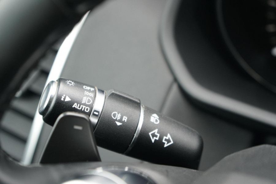 Land Rover Discovery 2.0 Sd4 / GRIJS KENTEKEN / TREKHAAK / CAMERA / STOELVERWARMING Land Rover Discovery 2.0 Sd4 / GRIJS KENTEKEN / TREKHAAK / CAMERA / STOELVERWARMING