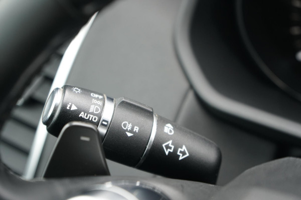 Land Rover Discovery 2.0 Sd4 / GRIJS KENTEKEN / TREKHAAK / CAMERA / STOELVERWARMING Land Rover Discovery 2.0 Sd4 / GRIJS KENTEKEN / TREKHAAK / CAMERA / STOELVERWARMING