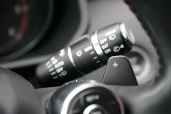 Land Rover Discovery 2.0 Sd4 / GRIJS KENTEKEN / TREKHAAK / CAMERA / STOELVERWARMING Land Rover Discovery 2.0 Sd4 / GRIJS KENTEKEN / TREKHAAK / CAMERA / STOELVERWARMING