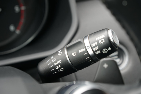 Land Rover Discovery 2.0 Sd4 / GRIJS KENTEKEN / TREKHAAK / CAMERA / STOELVERWARMING Land Rover Discovery 2.0 Sd4 / GRIJS KENTEKEN / TREKHAAK / CAMERA / STOELVERWARMING