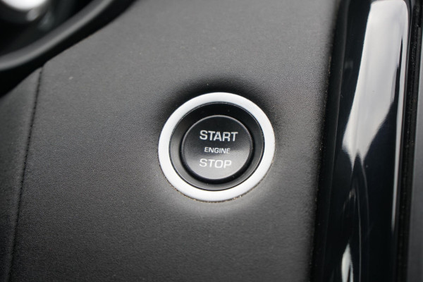 Land Rover Discovery 2.0 Sd4 / GRIJS KENTEKEN / TREKHAAK / CAMERA / STOELVERWARMING Land Rover Discovery 2.0 Sd4 / GRIJS KENTEKEN / TREKHAAK / CAMERA / STOELVERWARMING