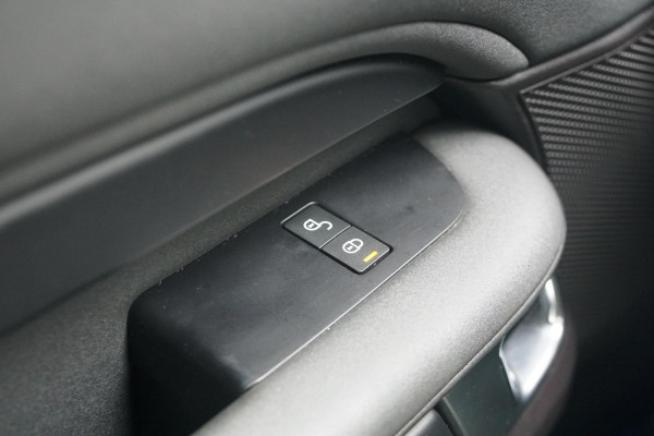 Land Rover Discovery 2.0 Sd4 / GRIJS KENTEKEN / TREKHAAK / CAMERA / STOELVERWARMING Land Rover Discovery 2.0 Sd4 / GRIJS KENTEKEN / TREKHAAK / CAMERA / STOELVERWARMING