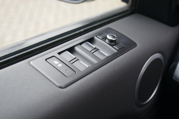 Land Rover Discovery 2.0 Sd4 / GRIJS KENTEKEN / TREKHAAK / CAMERA / STOELVERWARMING Land Rover Discovery 2.0 Sd4 / GRIJS KENTEKEN / TREKHAAK / CAMERA / STOELVERWARMING