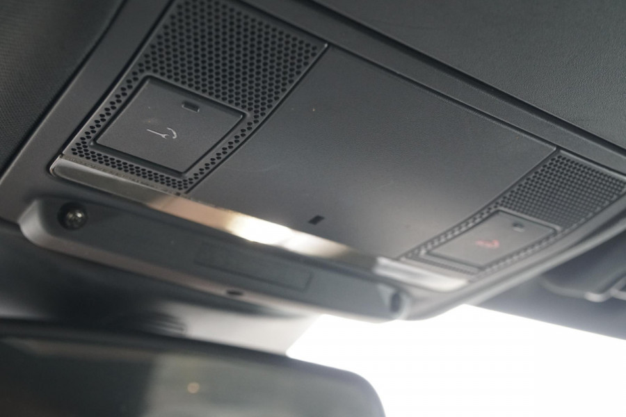 Land Rover Discovery 2.0 Sd4 / GRIJS KENTEKEN / TREKHAAK / CAMERA / STOELVERWARMING Land Rover Discovery 2.0 Sd4 / GRIJS KENTEKEN / TREKHAAK / CAMERA / STOELVERWARMING