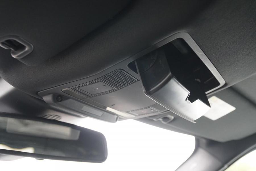 Land Rover Discovery 2.0 Sd4 / GRIJS KENTEKEN / TREKHAAK / CAMERA / STOELVERWARMING Land Rover Discovery 2.0 Sd4 / GRIJS KENTEKEN / TREKHAAK / CAMERA / STOELVERWARMING