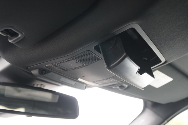 Land Rover Discovery 2.0 Sd4 / GRIJS KENTEKEN / TREKHAAK / CAMERA / STOELVERWARMING Land Rover Discovery 2.0 Sd4 / GRIJS KENTEKEN / TREKHAAK / CAMERA / STOELVERWARMING