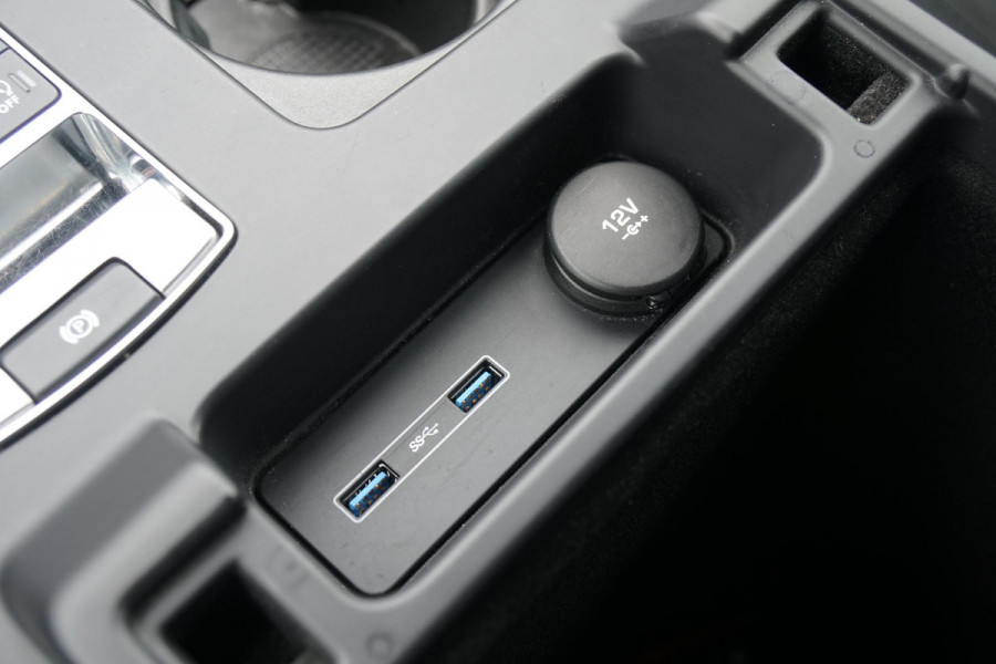 Land Rover Discovery 2.0 Sd4 / GRIJS KENTEKEN / TREKHAAK / CAMERA / STOELVERWARMING Land Rover Discovery 2.0 Sd4 / GRIJS KENTEKEN / TREKHAAK / CAMERA / STOELVERWARMING