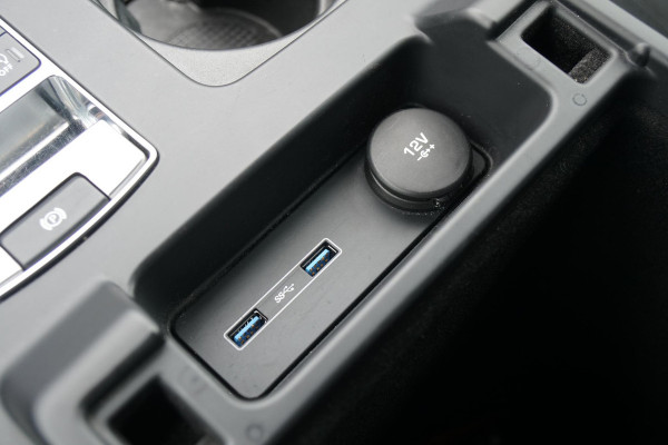 Land Rover Discovery 2.0 Sd4 / GRIJS KENTEKEN / TREKHAAK / CAMERA / STOELVERWARMING Land Rover Discovery 2.0 Sd4 / GRIJS KENTEKEN / TREKHAAK / CAMERA / STOELVERWARMING