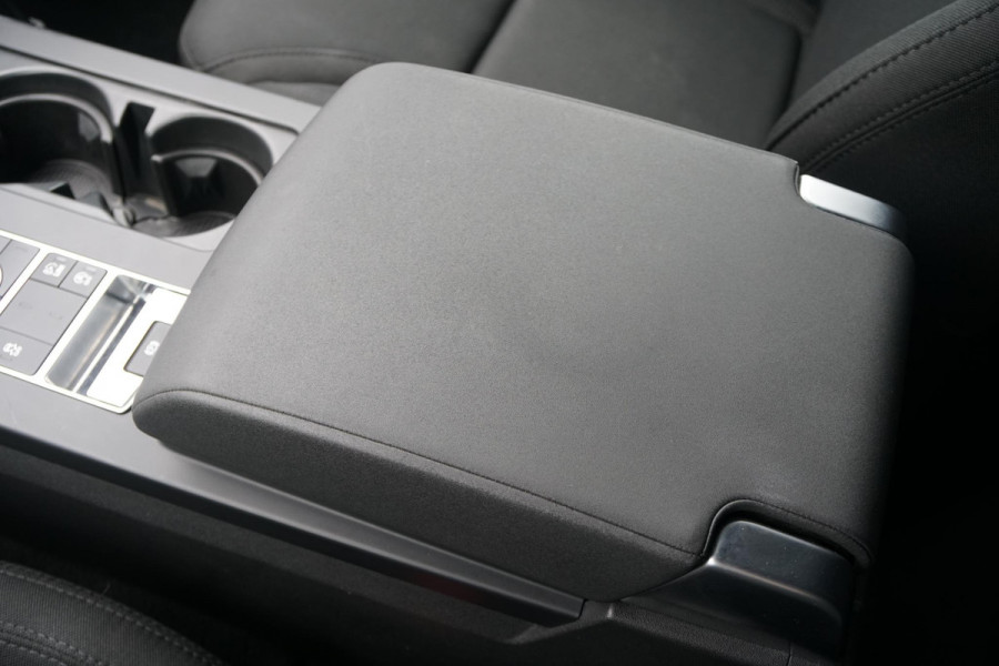 Land Rover Discovery 2.0 Sd4 / GRIJS KENTEKEN / TREKHAAK / CAMERA / STOELVERWARMING Land Rover Discovery 2.0 Sd4 / GRIJS KENTEKEN / TREKHAAK / CAMERA / STOELVERWARMING