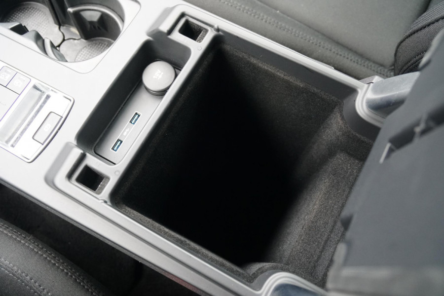 Land Rover Discovery 2.0 Sd4 / GRIJS KENTEKEN / TREKHAAK / CAMERA / STOELVERWARMING Land Rover Discovery 2.0 Sd4 / GRIJS KENTEKEN / TREKHAAK / CAMERA / STOELVERWARMING