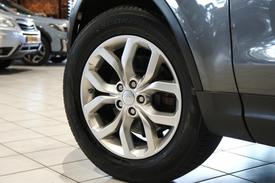 Land Rover Discovery 2.0 Sd4 / GRIJS KENTEKEN / TREKHAAK / CAMERA / STOELVERWARMING Land Rover Discovery 2.0 Sd4 / GRIJS KENTEKEN / TREKHAAK / CAMERA / STOELVERWARMING