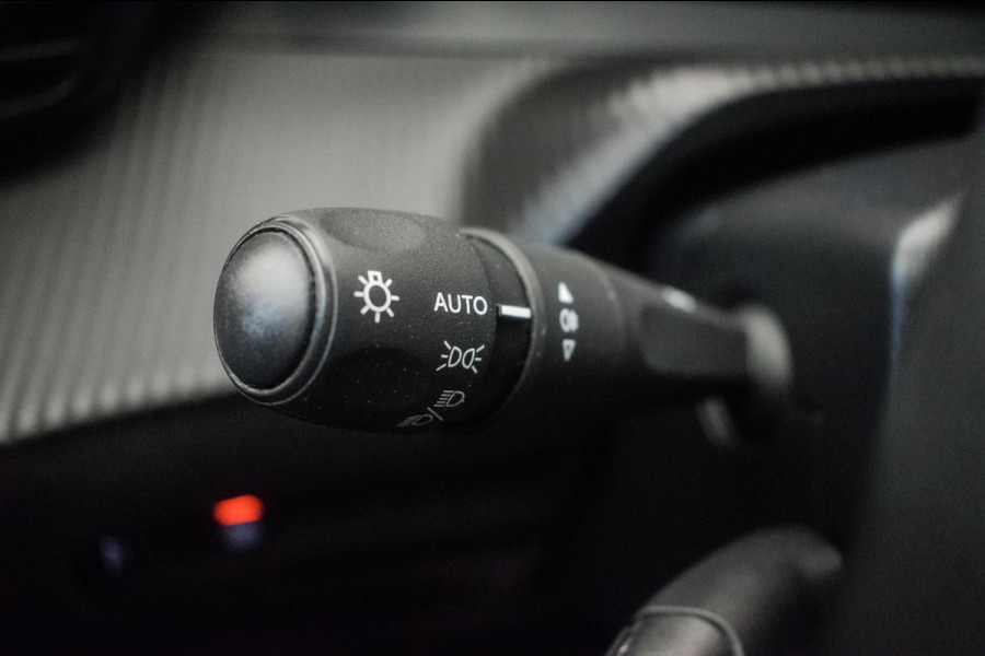 Peugeot 208 1.2 PureTech Blue Lease Active Sport [ Full LED Parkeersensoren Carplay Elektrisch inklapbare spiegels ]