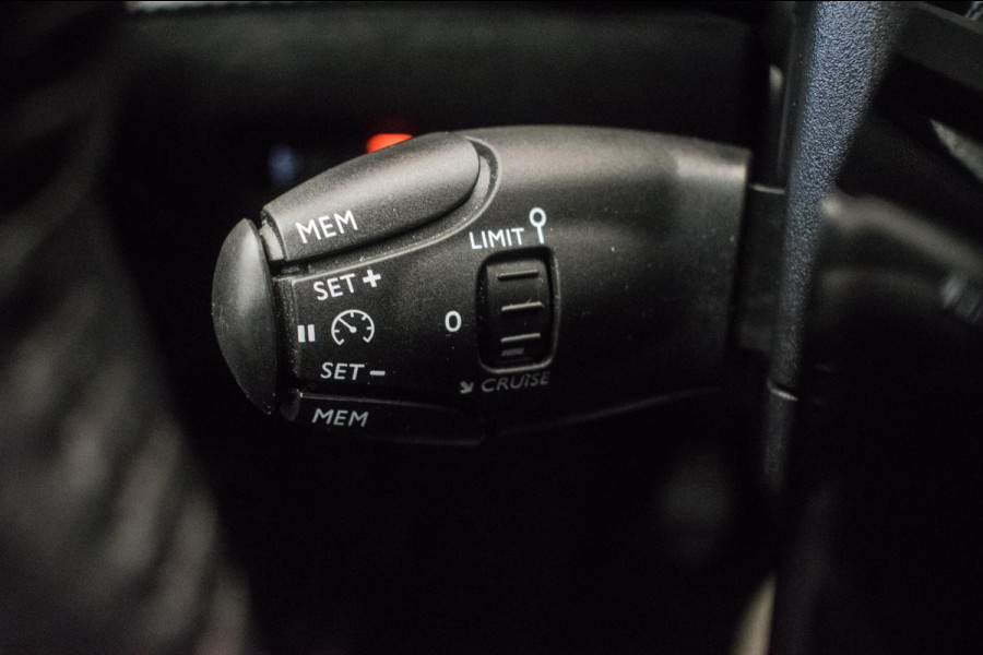 Peugeot 208 1.2 PureTech Blue Lease Active Sport [ Full LED Parkeersensoren Carplay Elektrisch inklapbare spiegels ]