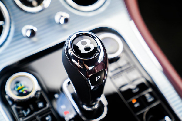 Bentley Continental GT 6.0 W12 | Massage | 360 cam | Swarovski | Carbon Package | ACC | Spoiler | Luchtvering | Head up Display Bentley Continental GT 6.0 W12 | Massage | 360 cam | Swarovski | Carbon Package | ACC | Spoiler | Luchtvering | Head up Display