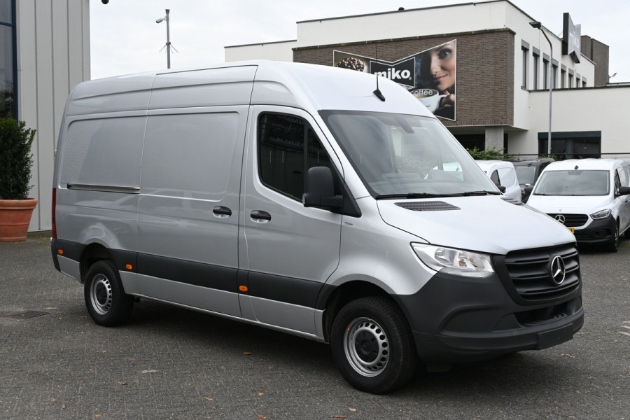 Mercedes-Benz Sprinter 317 CDI L2H2 RWD MBUX met camera, Led in laadruimte, Opstap