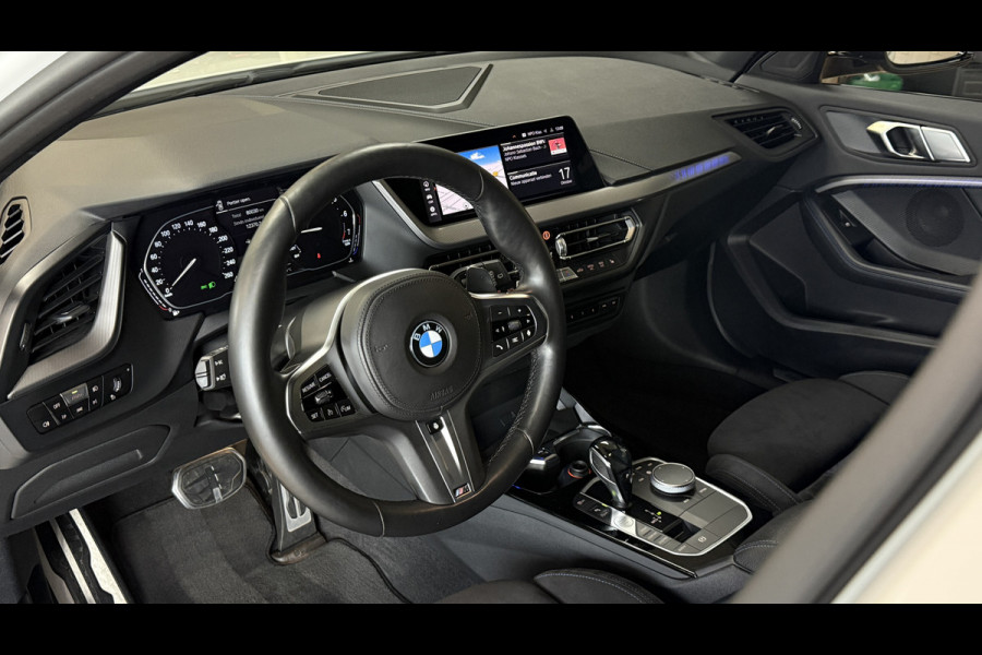 BMW 1-serie M135i xDrive High Executive Navi | 19" | Alcantara | Camera | PDC V+A | BMW 1-serie M135i xDrive High Executive Navi | 19" | Alcantara | Camera | PDC V+A |