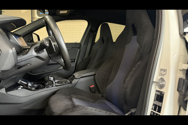 BMW 1-serie M135i xDrive High Executive Navi | 19" | Alcantara | Camera | PDC V+A | BMW 1-serie M135i xDrive High Executive Navi | 19" | Alcantara | Camera | PDC V+A |