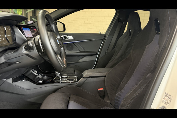 BMW 1-serie M135i xDrive High Executive Navi | 19" | Alcantara | Camera | PDC V+A | BMW 1-serie M135i xDrive High Executive Navi | 19" | Alcantara | Camera | PDC V+A |