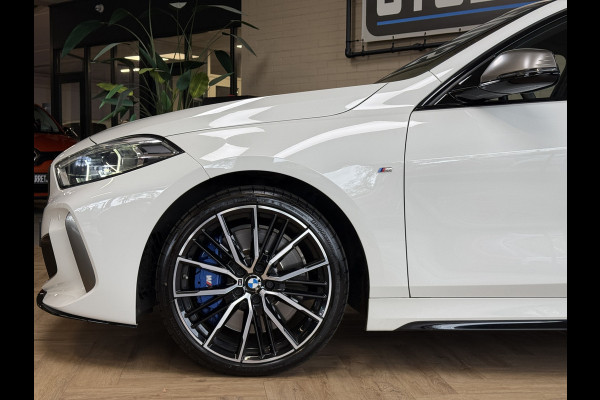 BMW 1-serie M135i xDrive High Executive Navi | 19" | Alcantara | Camera | PDC V+A | BMW 1-serie M135i xDrive High Executive Navi | 19" | Alcantara | Camera | PDC V+A |