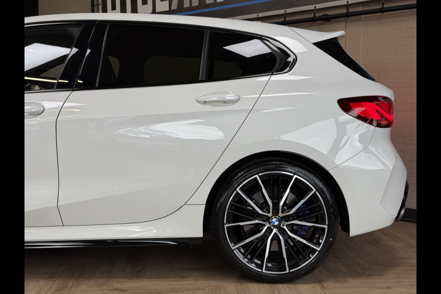 BMW 1-serie M135i xDrive High Executive Navi | 19" | Alcantara | Camera | PDC V+A | BMW 1-serie M135i xDrive High Executive Navi | 19" | Alcantara | Camera | PDC V+A |