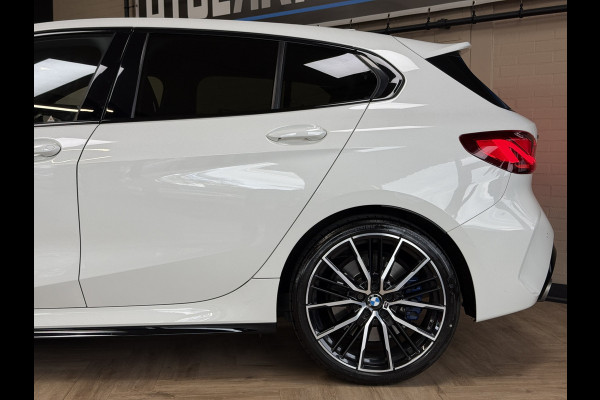 BMW 1-serie M135i xDrive High Executive Navi | 19" | Alcantara | Camera | PDC V+A | BMW 1-serie M135i xDrive High Executive Navi | 19" | Alcantara | Camera | PDC V+A |