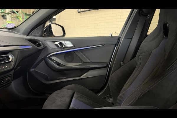 BMW 1-serie M135i xDrive High Executive Navi | 19" | Alcantara | Camera | PDC V+A | BMW 1-serie M135i xDrive High Executive Navi | 19" | Alcantara | Camera | PDC V+A |