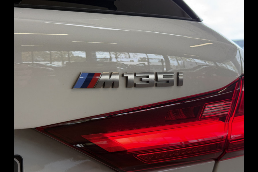 BMW 1-serie M135i xDrive High Executive Navi | 19" | Alcantara | Camera | PDC V+A | BMW 1-serie M135i xDrive High Executive Navi | 19" | Alcantara | Camera | PDC V+A |