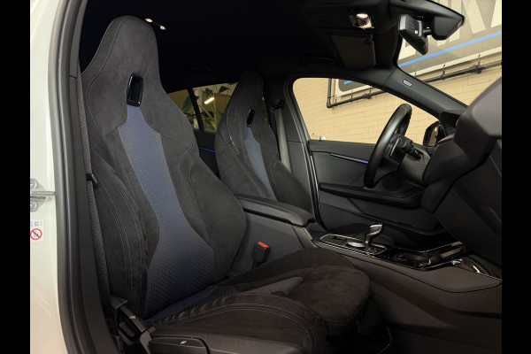 BMW 1-serie M135i xDrive High Executive Navi | 19" | Alcantara | Camera | PDC V+A | BMW 1-serie M135i xDrive High Executive Navi | 19" | Alcantara | Camera | PDC V+A |