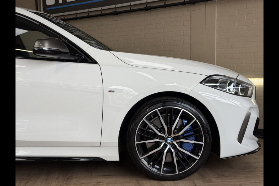 BMW 1-serie M135i xDrive High Executive Navi | 19" | Alcantara | Camera | PDC V+A | BMW 1-serie M135i xDrive High Executive Navi | 19" | Alcantara | Camera | PDC V+A |