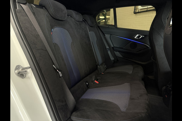 BMW 1-serie M135i xDrive High Executive Navi | 19" | Alcantara | Camera | PDC V+A | BMW 1-serie M135i xDrive High Executive Navi | 19" | Alcantara | Camera | PDC V+A |