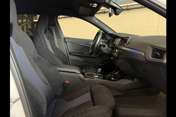 BMW 1-serie M135i xDrive High Executive Navi | 19" | Alcantara | Camera | PDC V+A | BMW 1-serie M135i xDrive High Executive Navi | 19" | Alcantara | Camera | PDC V+A |