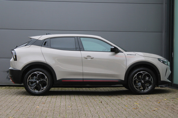 Alfa Romeo junior 1.2 Turbo Hybrid Ibrida Speciale | Direct beschikbaar | Navigatie | Adaptieve Cruise | Led | Camera | Stoelverwarming