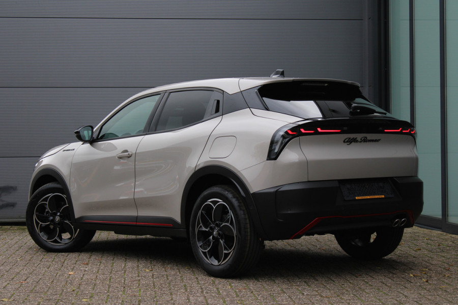 Alfa Romeo junior 1.2 Turbo Hybrid Ibrida Speciale | Direct beschikbaar | Navigatie | Adaptieve Cruise | Led | Camera | Stoelverwarming