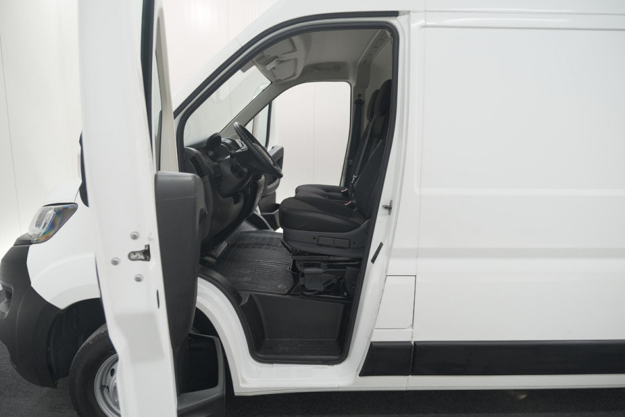Peugeot Boxer 330 2.2 BlueHDi 140 L2H2 Premium | Navigatie | Houtenvloer In Laadruimte | Airco
