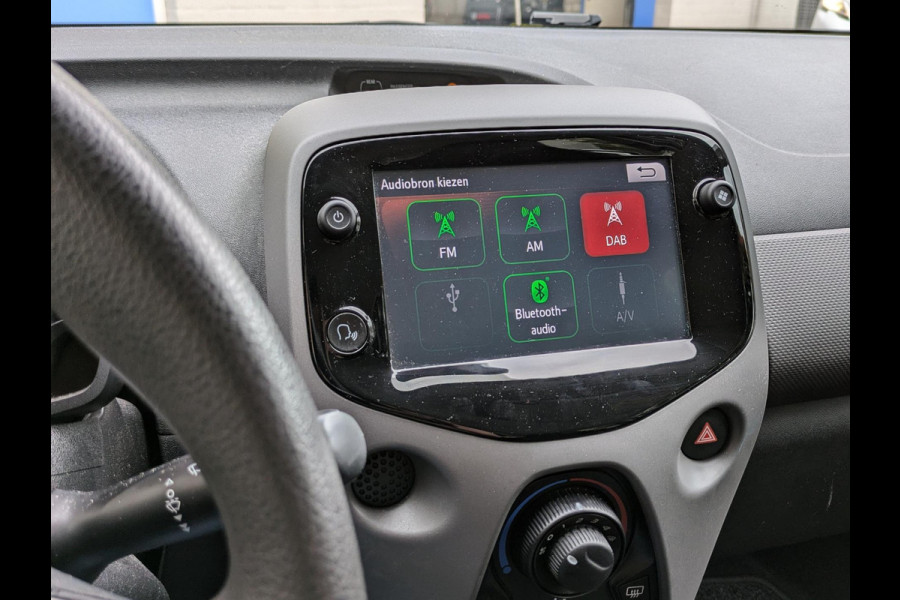 Peugeot 108 1.0 e-VTi Active|Apple-Carplay/Android-Auto|Achteruitrijcamera|Airco|DAB|Origineel-NL Peugeot 108 1.0 e-VTi Active|Apple-Carplay/Android-Auto|Achteruitrijcamera|Airco|DAB|Origineel-NL