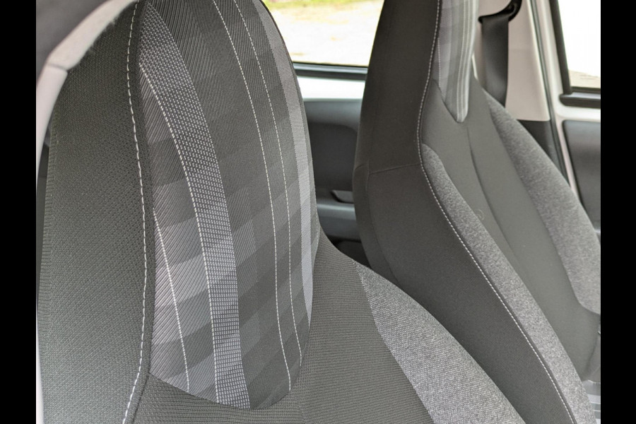 Peugeot 108 1.0 e-VTi Active|Apple-Carplay/Android-Auto|Achteruitrijcamera|Airco|DAB|Origineel-NL Peugeot 108 1.0 e-VTi Active|Apple-Carplay/Android-Auto|Achteruitrijcamera|Airco|DAB|Origineel-NL