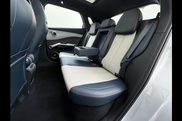 BYD ATTO 3 60kWh Design SOH 100% Panoramadak Leder+Elektr.Verst. Warmtepomp Adaptieve Cruise 360°Camera Apple Carplay Android Auto Elektr.A Verkeersbord detectie WiFi DAB Led Rijstrooksensor Keyless Smartphone Entry Fabrieksgarantie tot 20-12-2028/150.000km Garantie op de LFP Accu tot 20-12-2030/200.000km €44.000,- Nieuw! BYD ATTO 3 60kWh Design SOH 100% Panoramadak Leder+Elektr.Verst. Warmtepomp Adaptieve Cruise 360°Camera Apple Carplay Android Auto Elektr.A Verkeersbord detectie WiFi DAB Led Rijstrooksensor Keyless Smartphone Entry Fabrieksgarantie tot 20-12-2028/150.000km Garantie op de LFP Accu tot 20-12-2030/200.000km €44.000,- Nieuw!