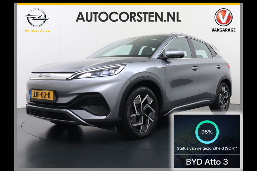 BYD ATTO 3 60kWh Design SOH 98% Pano-dak Leer+Elektr.Verst. Warmtepomp Adaptieve Cruise 360°Camera Apple Carplay Android Auto Elektr.Achter Verkeersbord detectie WiFi DAB Led Rijstrooksensor Keyless Smartphone Entry Fabrieksgarantie tot 20-12-2030/150.000km Garantie. Op de LFP Accu tot 20-12-2030/200.000km €44.000,- Nieuw! BYD ATTO 3 60kWh Design SOH 98% Pano-dak Leer+Elektr.Verst. Warmtepomp Adaptieve Cruise 360°Camera Apple Carplay Android Auto Elektr.Achter Verkeersbord detectie WiFi DAB Led Rijstrooksensor Keyless Smartphone Entry Fabrieksgarantie tot 20-12-2030/150.000km Garantie. Op de LFP Accu tot 20-12-2030/200.000km €44.000,- Nieuw!
