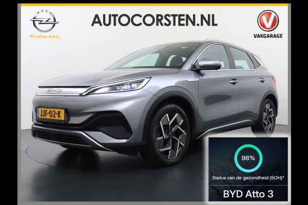 BYD ATTO 3 60kWh Design SOH 98% Pano-dak Leer+Elektr.Verst. Warmtepomp Adaptieve Cruise 360°Camera Apple Carplay Android Auto Elektr.Achter Verkeersbord detectie WiFi DAB Led Rijstrooksensor Keyless Smartphone Entry Fabrieksgarantie tot 20-12-2030/150.000km Garantie. Op de LFP Accu tot 20-12-2030/200.000km €44.000,- Nieuw!