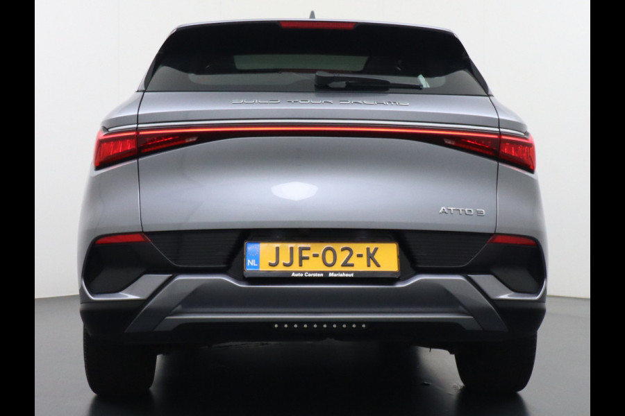 BYD ATTO 3 60kWh Design SOH 98% Pano-dak Leer+Elektr.Verst. Warmtepomp Adaptieve Cruise 360°Camera Apple Carplay Android Auto Elektr.Achter Verkeersbord detectie WiFi DAB Led Rijstrooksensor Keyless Smartphone Entry Fabrieksgarantie tot 20-12-2030/150.000km Garantie. Op de LFP Accu tot 20-12-2030/200.000km €44.000,- Nieuw! BYD ATTO 3 60kWh Design SOH 98% Pano-dak Leer+Elektr.Verst. Warmtepomp Adaptieve Cruise 360°Camera Apple Carplay Android Auto Elektr.Achter Verkeersbord detectie WiFi DAB Led Rijstrooksensor Keyless Smartphone Entry Fabrieksgarantie tot 20-12-2030/150.000km Garantie. Op de LFP Accu tot 20-12-2030/200.000km €44.000,- Nieuw!