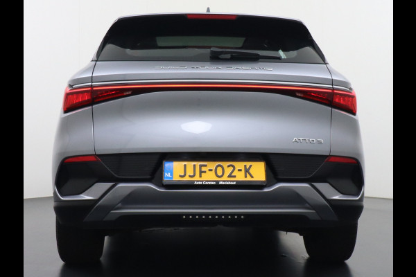 BYD ATTO 3 60kWh Design SOH 98% Pano-dak Leer+Elektr.Verst. Warmtepomp Adaptieve Cruise 360°Camera Apple Carplay Android Auto Elektr.Achter Verkeersbord detectie WiFi DAB Led Rijstrooksensor Keyless Smartphone Entry Fabrieksgarantie tot 20-12-2030/150.000km Garantie. Op de LFP Accu tot 20-12-2030/200.000km €44.000,- Nieuw! BYD ATTO 3 60kWh Design SOH 98% Pano-dak Leer+Elektr.Verst. Warmtepomp Adaptieve Cruise 360°Camera Apple Carplay Android Auto Elektr.Achter Verkeersbord detectie WiFi DAB Led Rijstrooksensor Keyless Smartphone Entry Fabrieksgarantie tot 20-12-2030/150.000km Garantie. Op de LFP Accu tot 20-12-2030/200.000km €44.000,- Nieuw!