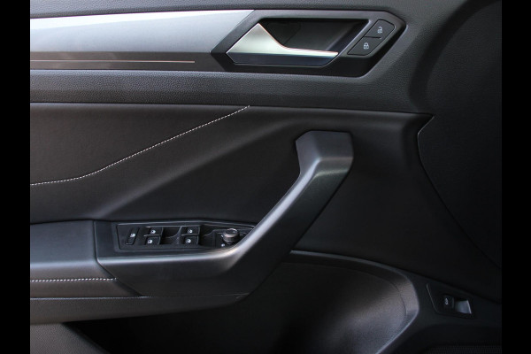 Volkswagen T-Roc 1.5 TSI 150pk DSG Style Edition | Navigatie | Apple Carplay/Android Auto | Camera | Parkeersensoren | Adaptive Cruise Control | Dodehoek Assistent | Elektrische achterklep | Stoel- en stuurverwarming | Full Led | Climate Control | Lichtmetalen velgen Volkswagen T-Roc 1.5 TSI 150pk DSG Style Edition | Navigatie | Apple Carplay/Android Auto | Camera | Parkeersensoren | Adaptive Cruise Control | Dodehoek Assistent | Elektrische achterklep | Stoel- en stuurverwarming | Full Led | Climate Control | Lichtmetalen velgen