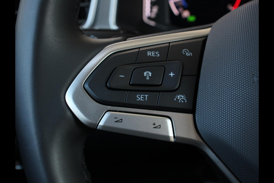 Volkswagen T-Roc 1.5 TSI 150pk DSG Style Edition | Navigatie | Apple Carplay/Android Auto | Camera | Parkeersensoren | Adaptive Cruise Control | Dodehoek Assistent | Elektrische achterklep | Stoel- en stuurverwarming | Full Led | Climate Control | Lichtmetalen velgen Volkswagen T-Roc 1.5 TSI 150pk DSG Style Edition | Navigatie | Apple Carplay/Android Auto | Camera | Parkeersensoren | Adaptive Cruise Control | Dodehoek Assistent | Elektrische achterklep | Stoel- en stuurverwarming | Full Led | Climate Control | Lichtmetalen velgen