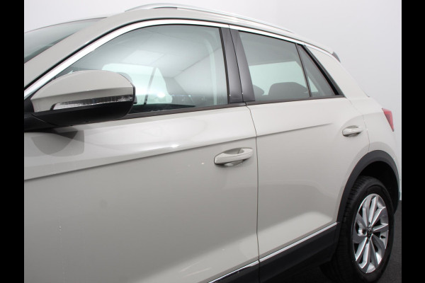Volkswagen T-Roc 1.5 TSI 150pk DSG Style Edition | Navigatie | Apple Carplay/Android Auto | Camera | Parkeersensoren | Adaptive Cruise Control | Dodehoek Assistent | Elektrische achterklep | Stoel- en stuurverwarming | Full Led | Climate Control | Lichtmetalen velgen Volkswagen T-Roc 1.5 TSI 150pk DSG Style Edition | Navigatie | Apple Carplay/Android Auto | Camera | Parkeersensoren | Adaptive Cruise Control | Dodehoek Assistent | Elektrische achterklep | Stoel- en stuurverwarming | Full Led | Climate Control | Lichtmetalen velgen