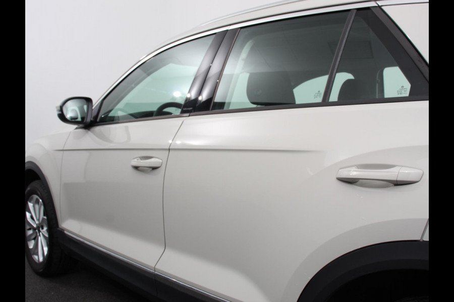 Volkswagen T-Roc 1.5 TSI 150pk DSG Style Edition | Navigatie | Apple Carplay/Android Auto | Camera | Parkeersensoren | Adaptive Cruise Control | Dodehoek Assistent | Elektrische achterklep | Stoel- en stuurverwarming | Full Led | Climate Control | Lichtmetalen velgen Volkswagen T-Roc 1.5 TSI 150pk DSG Style Edition | Navigatie | Apple Carplay/Android Auto | Camera | Parkeersensoren | Adaptive Cruise Control | Dodehoek Assistent | Elektrische achterklep | Stoel- en stuurverwarming | Full Led | Climate Control | Lichtmetalen velgen
